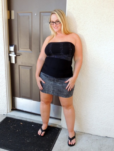 thick blonde 18 hot pic